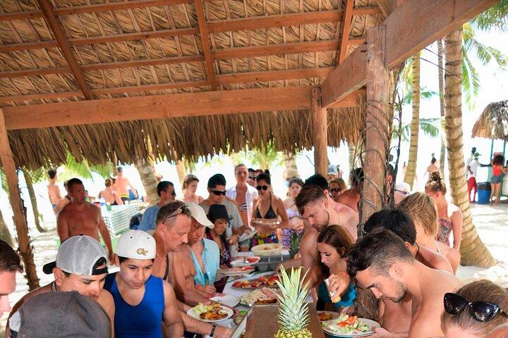 Aventura de catamarã na Ilha Saona com alimentação e transporte gratuitos
