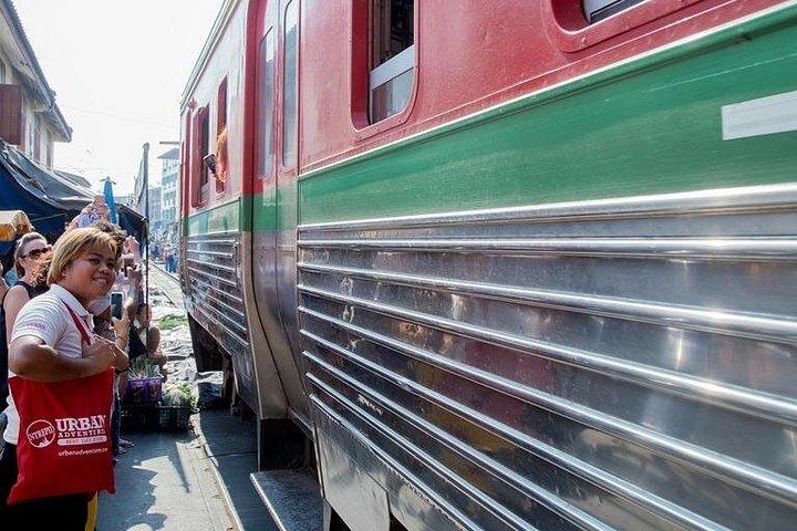 バンコク発プライベートツアー： 鉄道と水上マーケットツアー