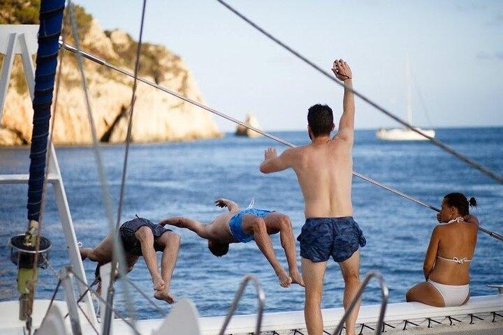 Un día en el Mar desde Dénia o Jávea con Barbacoa abordo del Catamaran