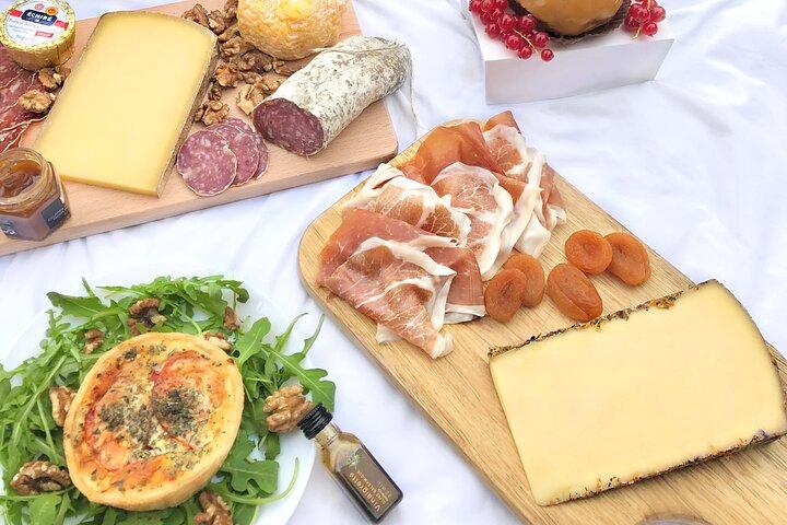 パリでワインペアリングを楽しみながら退廃的なフランスのピクニックを体験