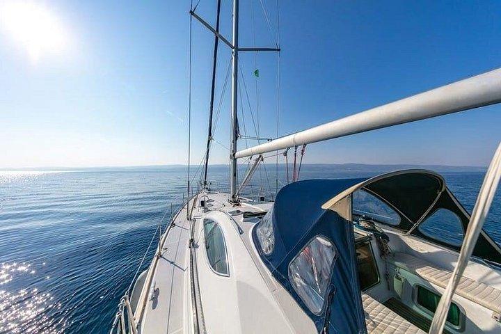 見事なブラチ群島を航海して忘れられない一日を過ごしましょう