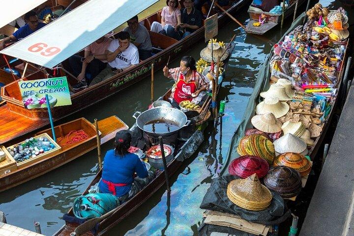 バンコクからの半日プライベート ツアー鉄道市場と水上マーケット