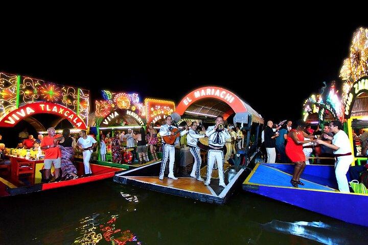 プラヤ デル カルメンからの送迎付きメキシカン パーティー ツアー ソキシミルコ