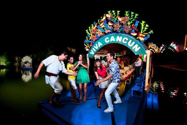 プラヤ デル カルメンからの送迎付きメキシカン パーティー ツアー ソキシミルコ
