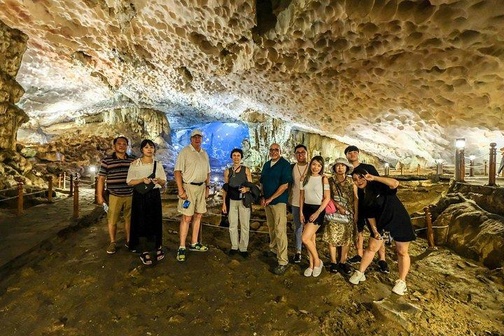 ハノイ〜ハロン湾発、豪華クルーズでのビュッフェ式ランチ付き