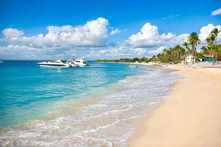 Journée complète sur l'île de Catalina au départ de Saint-Domingue avec plongée en apnée facultative incluse