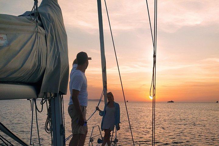 イビサ島でのセーリングツアーと夕日鑑賞（最大6名様まで）