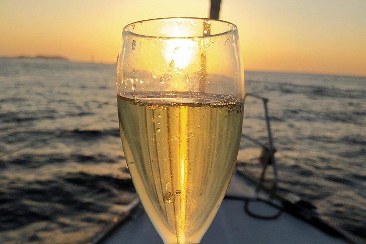 イビサ島でのセーリングツアーと夕日鑑賞（最大6名様まで）