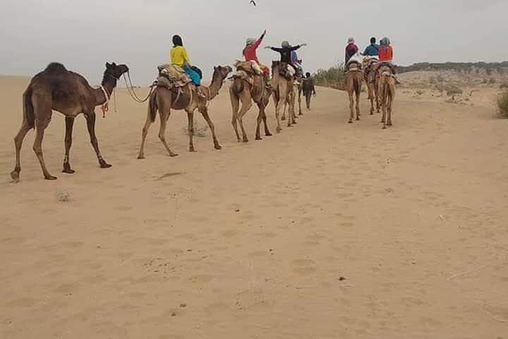 Private Kamel-Safari-Tour mit Übernachtung