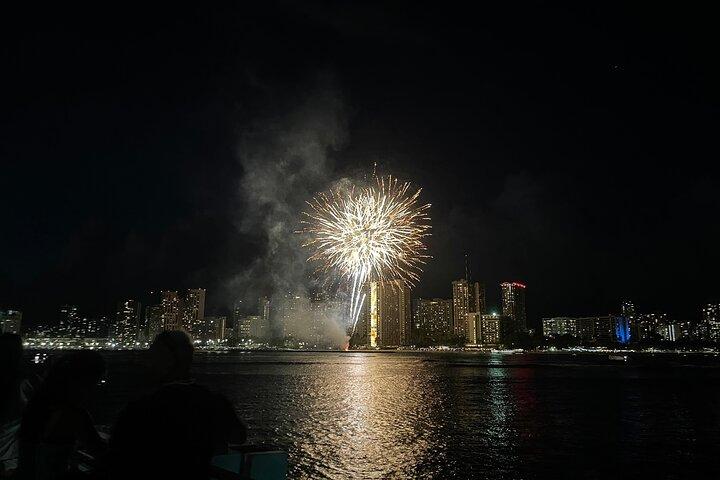 ワイキキ2時間金曜夜の花火カタマランクルーズ