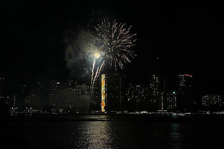 ワイキキ2時間金曜夜の花火カタマランクルーズ