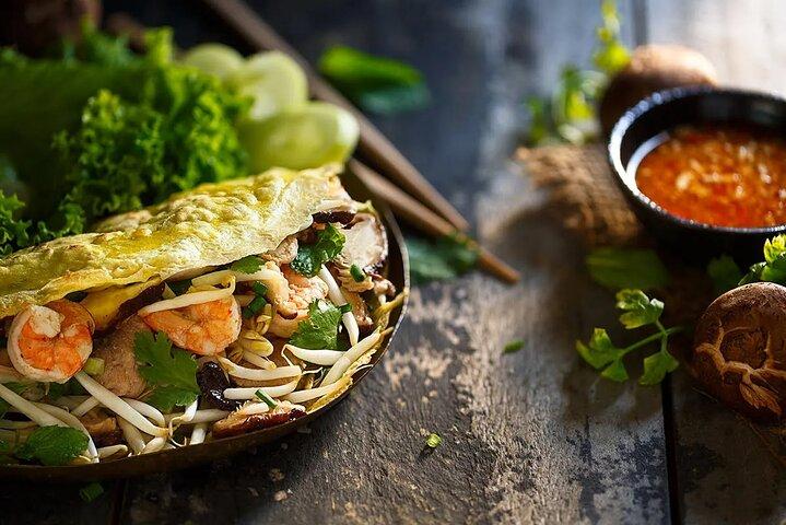 Excursão privada de jipe em Saigon à noite: foodie e city tour