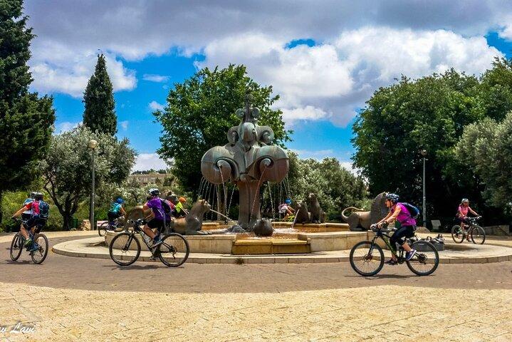 Ande de bicicleta pela Terra Santa com Yoav Lavi, guia de bicicleta para todos os níveis e um fotógrafo