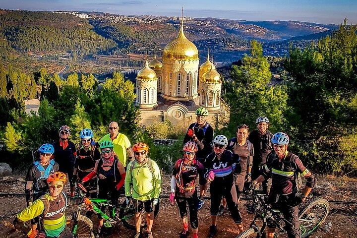 Ande de bicicleta pela Terra Santa com Yoav Lavi, guia de bicicleta para todos os níveis e um fotógrafo
