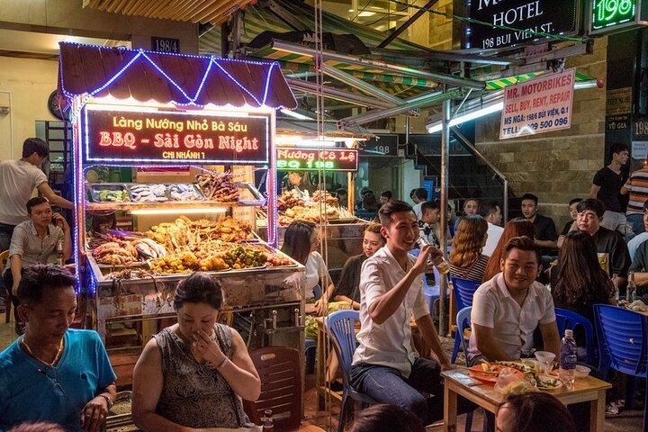 Saigon Night Bites on Foot: Vendedores locais, histórias e acabamento doce