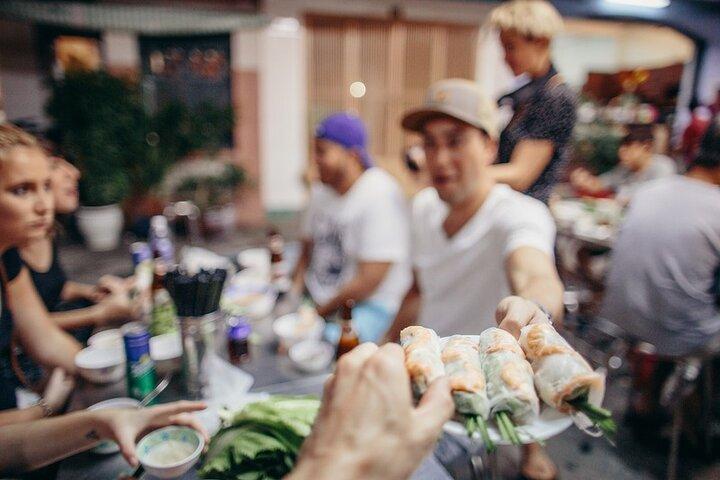 Saigon Night Bites on Foot: Vendedores locais, histórias e acabamento doce