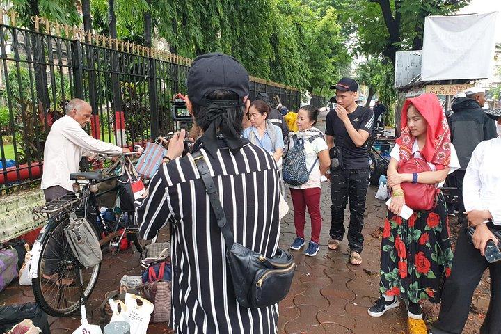 ムンバイ市+ランチボックスとも呼ばれるダバワラ+トレインライドツアー-偽りのないムンバイ。