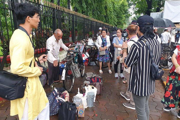 ムンバイ市+ランチボックスとも呼ばれるダバワラ+トレインライドツアー-偽りのないムンバイ。