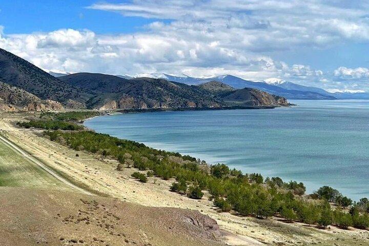 Viagem privada de um dia à Sinfonia das Pedras-Garni-Geghard e ao Lago Sevan