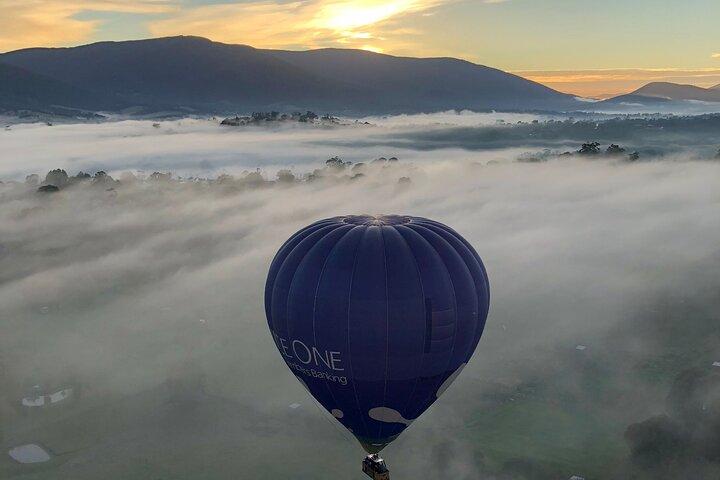 ヤラバレー上空を熱気球で飛行