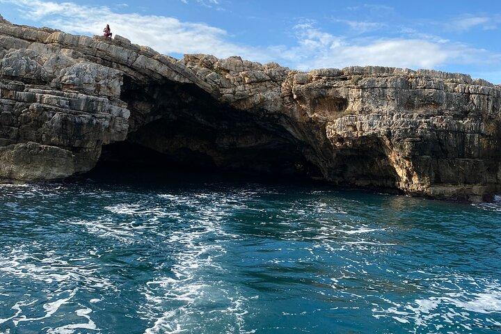 Excursão de barco a Polignano a Mare entre cavernas e enseadas