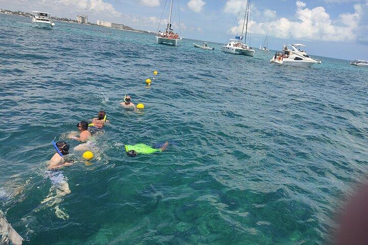 Catamarano illimitato Isla Mujeres con trasporto da Cancun