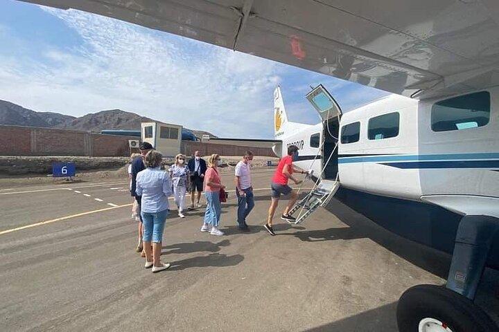 イカから謎めいたナスカの地上絵の上空を飛行