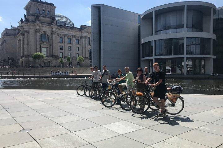 Recorrido histórico en bicicleta para grupos pequeños en Berlín
