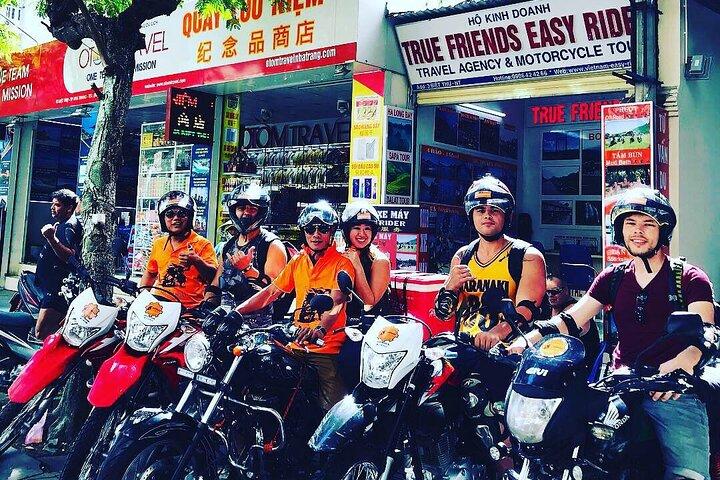 バホー滝と田園地帯のガイド付きバイクツアー