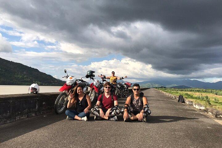 バホー滝と田園地帯のガイド付きバイクツアー