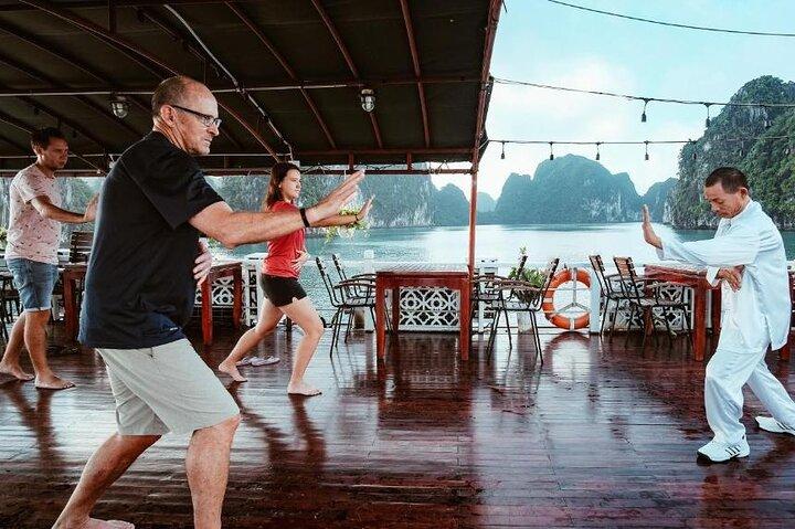 3-dagars Bai Tu Long kryssning: Halong bay, kajak, måltider, grotta, strand - All Inclusive