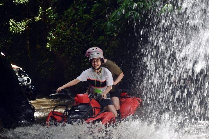 川、田んぼ、トンネル、滝を抜けるKuber ATV Bali