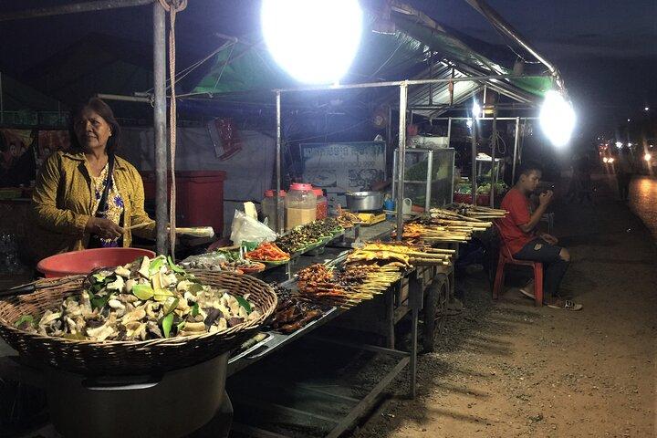 シェムリアップ60オートバイの夜のストリート食通ツアー