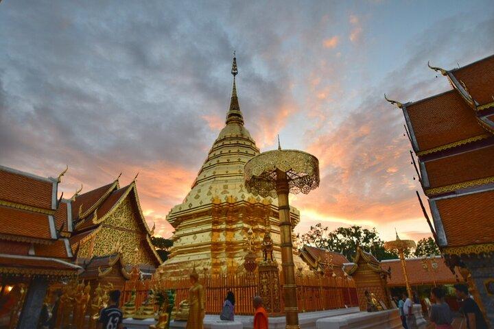 Doi Suthep och Wat Umong natttur från Chiang Mai