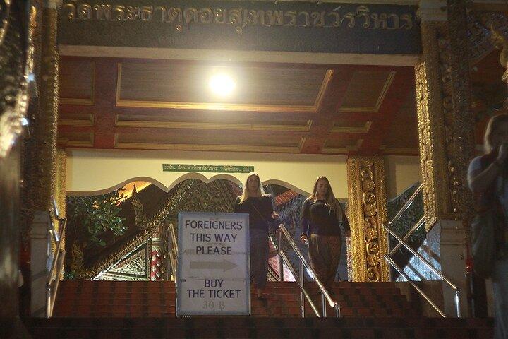 Doi Suthep och Wat Umong natttur från Chiang Mai