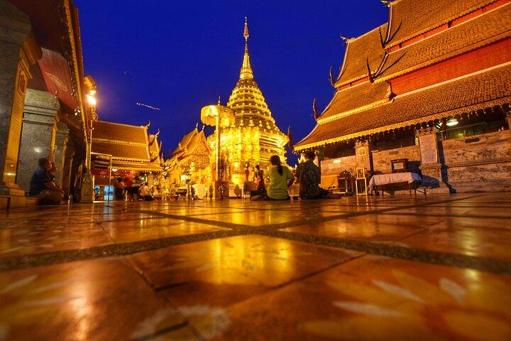 Doi Suthep och Wat Umong natttur från Chiang Mai