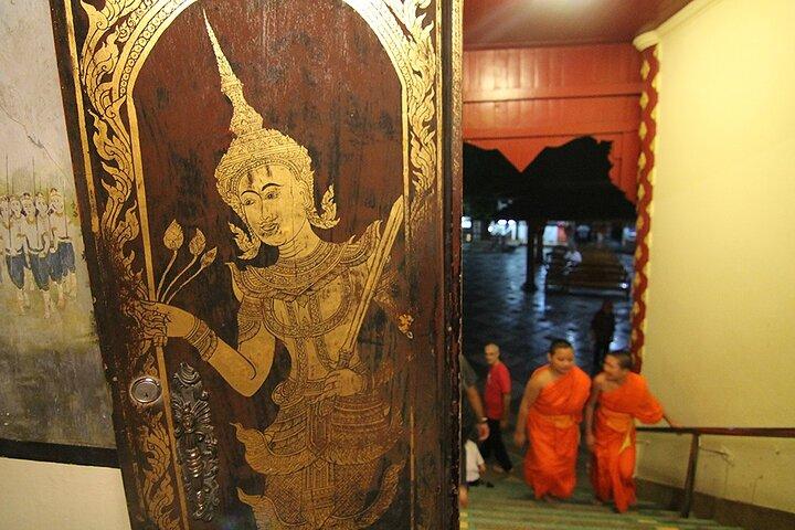 Doi Suthep och Wat Umong natttur från Chiang Mai