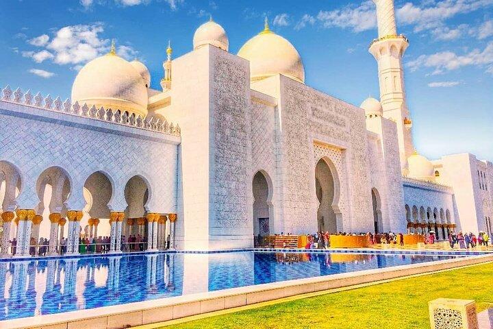 Sheikh Zayed Grand Mosque met Ferrari World uit Dubai
