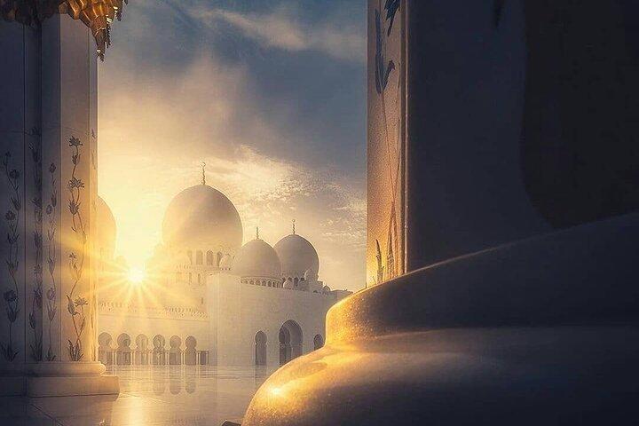 Sheikh Zayed Grand Mosque met Ferrari World uit Dubai