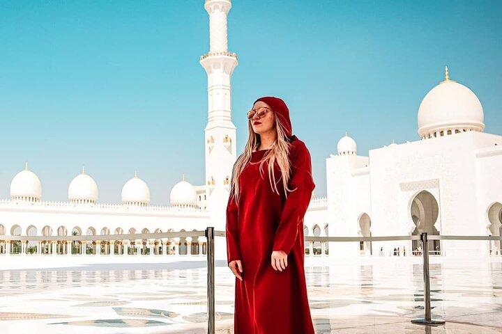 Sheikh Zayed Grand Mosque met Ferrari World uit Dubai