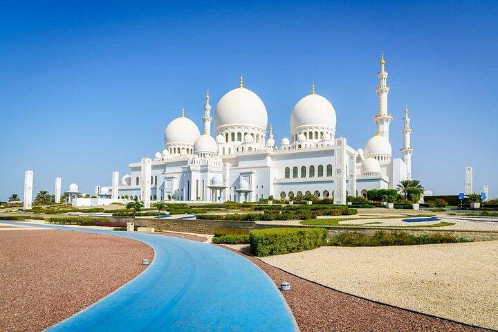 Sheikh Zayed Grand Mosque met Ferrari World uit Dubai