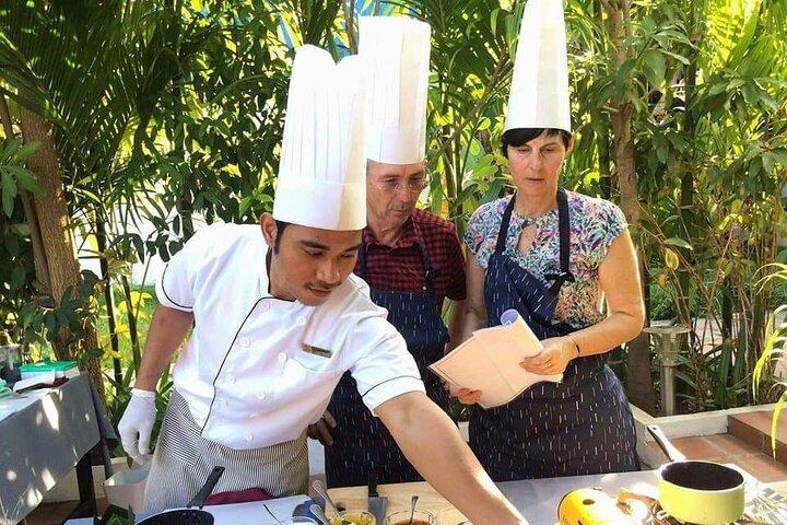 Den traditionella Khmer-matlagningskursen på risfältet med grönska