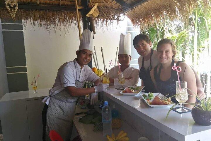 Den traditionella Khmer-matlagningskursen på risfältet med grönska