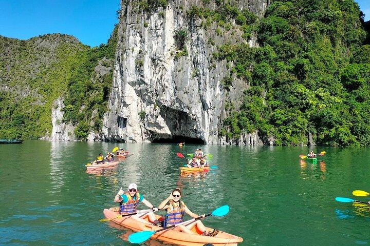 Halong Bay Giornata intera con grotta, kayak e nuoto