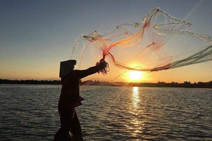 Passeio de barco com cesta em Hoi An com almoço de frutos do mar em família de pescadores