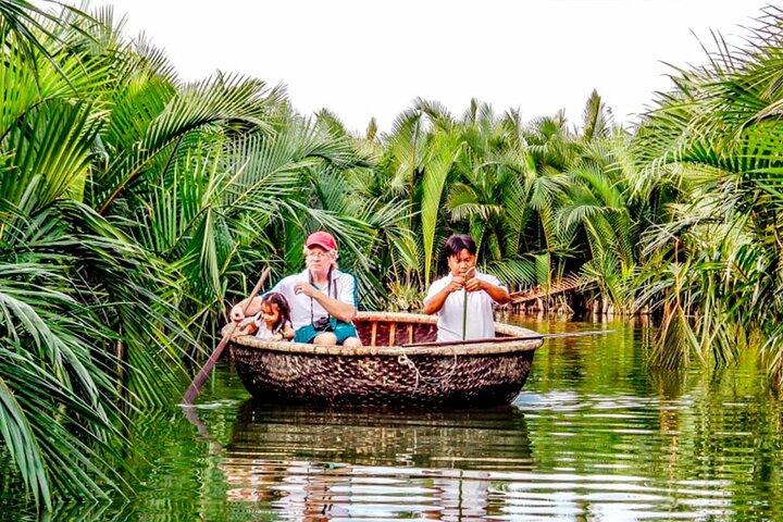 Passeio de barco com cesta em Hoi An com almoço de frutos do mar em família de pescadores