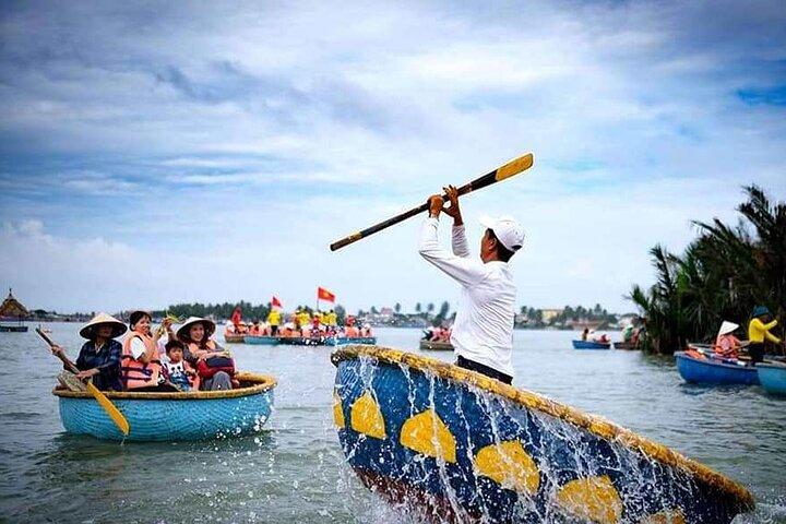 Passeio de barco com cesta em Hoi An com almoço de frutos do mar em família de pescadores