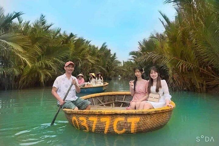 Passeio de barco com cesta em Hoi An com almoço de frutos do mar em família de pescadores