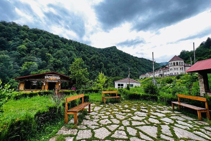 Private Eriwan ↔ Tiflis Transfer mit malerischem See Sevan Stop