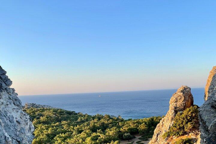 日の出時にペフコスからナバローネ湾までハイキングする小グループ